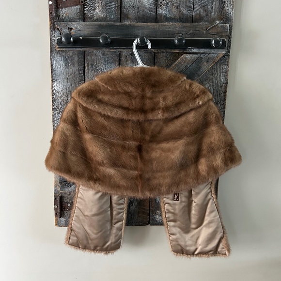 Women's Vintage Eatons Fur Salon Fur Shawl - Picture 2 of 4